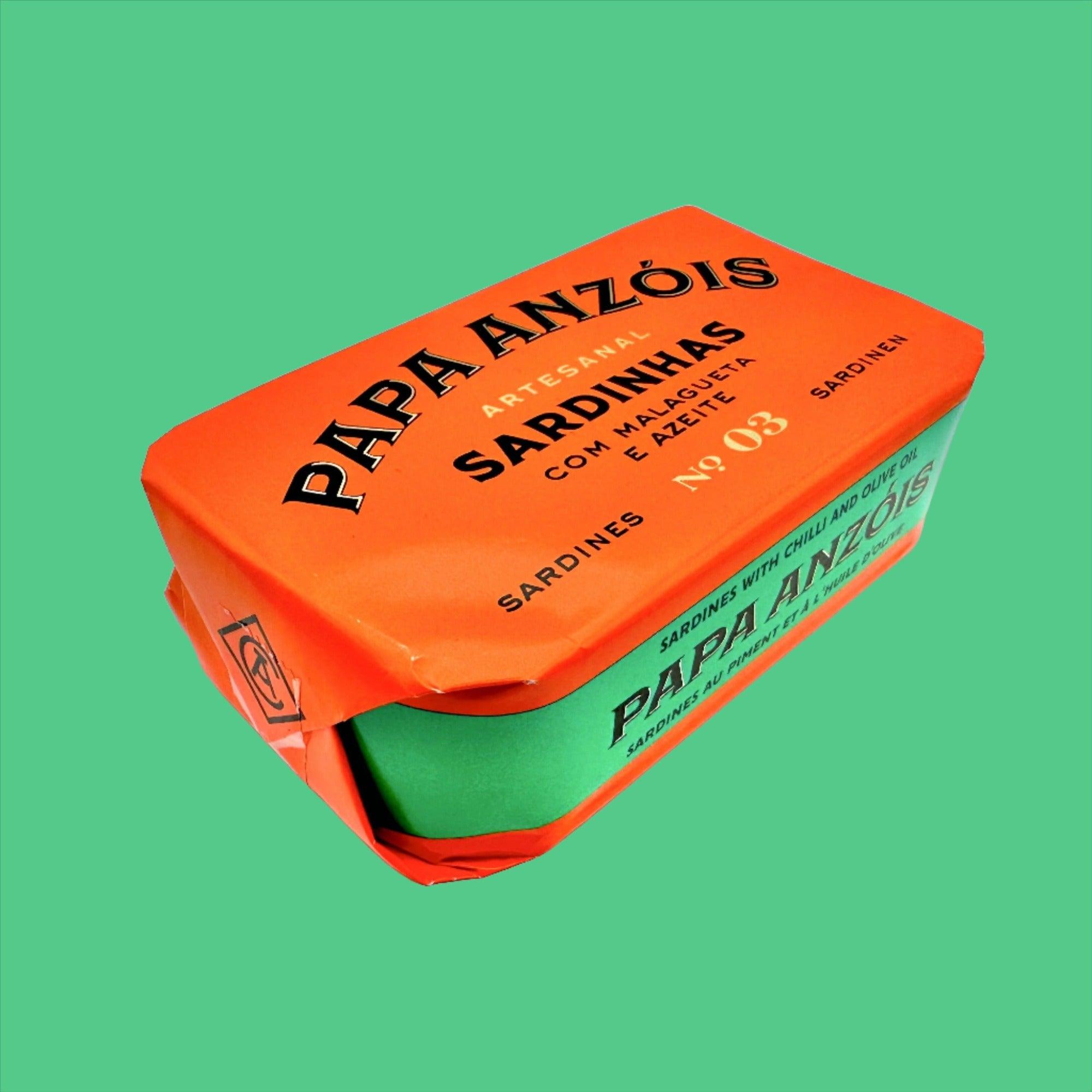 Sardinės alyvuogių aliejuje su čili pipiru Papa Anzois žaliame fone